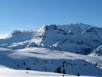 Wir sind am Cherz: Der schwarze Padon-Kamm vor der Marmolada - durch die Zinnen pfeift der Wind