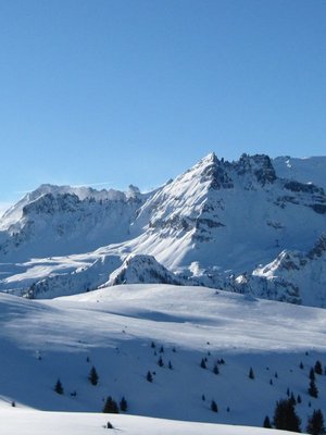 Windfahnen am Padon-Kamm, dahinter wie eine große Kopie, die Punta Serauta