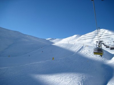 Wir nähern uns den weißen Mulden um den Passo Pordoi: Lezuo und seine völlig übervölkerte Pisten