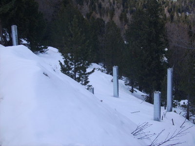 Die Säulenfundamente der fehlenden 2 Häuser.