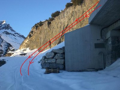 Schneebedeckter Teil bei der Überquerung der Straße bzw. des Tunnels