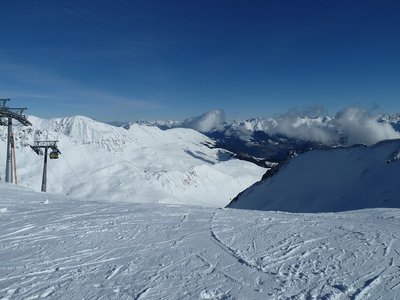 Blick zum Schönjoch (links dahinter die Zugspitze). Schon begeisternd, wie weitläufig das Gebiet ist und welche Entfernung man von "ganz hinten" bis "ganz vorn" zurücklegt.