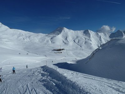 Mindersabfahrt mit Masnerhütte, die m.E. irgendwie deplatziert wirkt. An der Masnerhütte hatten wir ein paar "skitechnische Ausfälle" zu Gunsten der dortigen Liegestühle zu verkraften :-)