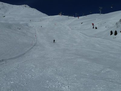 Harbalobabfahrt kurz vor 13.00 Uhr, schon ganz schön weich. Ganz vereinzelt wurde an den steilsten Stellen der Schnee schon braun.