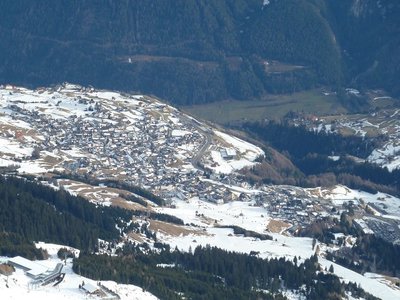 Tiefblick vom Zwölferkopf nach Fiss und ins Oberinntal. Viel Schnee liegt da nicht mehr.