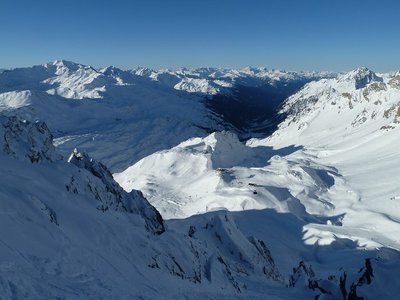 Auf der Schindlerspitze Richtung Westen - vor bzw. unter uns liegen über 1200 hm Abfahrt