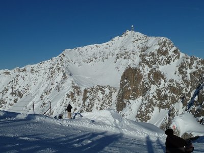 Blick zur Valluga und der auf gleicher Höhe liegenden Station Vallugagrat