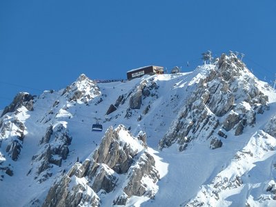 "Such die Gondel"... Die Vallugabahn verläuft ebenso wie die Schindlergratbahn wirklich außergewöhnlich spektakulär.