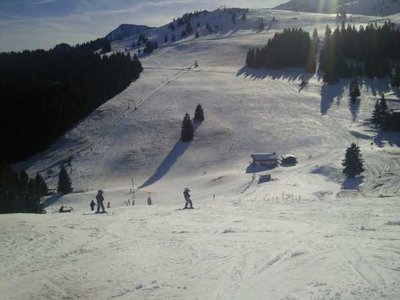 Blick aufs Mittlere Sudelfeld - Plattenhang trotz Südlage gut zu fahen (Lenko sei Dank)