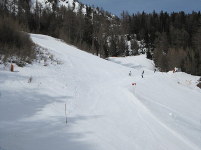 Piste 17 und 19, im Hintergrund die Bergstation des ehemaligen 4-CLF Gschlöss (1.848 m)