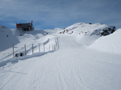 Piste 13, im Hintergrund die Bergstation der 8-MGD Kals II (2.403 m), darüber die Adler Lounge