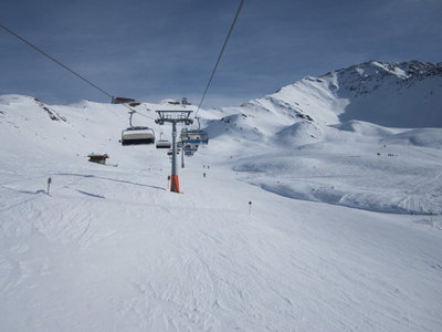6-CLD Cimaross, darunter die Piste 12, im Hintergrund die Adler Lounge