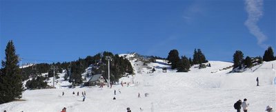 Blick die blauen Pisten hinauf vom Resort Chamrousse 1750 aus; in der Mitte noch geöffnete Geschwindigkeitsstrecke; Lift in der Mitte die langsame SB Lac Archard; Lift links davon KSB De La Berangere
