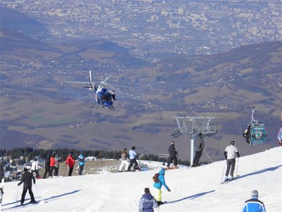 Bergeübung mit Heli an der EUB De La Croix (Baujahr 2008 von Poma -> neuester Lift); Im Hintergrund Blick auf Grenoble