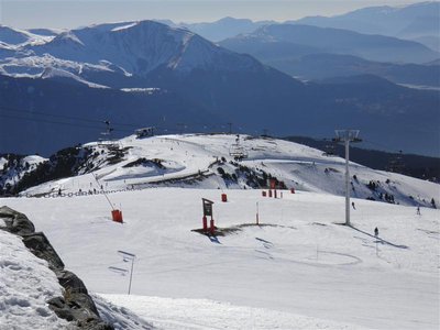 Blick vom Restaurant auf die Trasse der KSB Des Amoureux; Im Hintergrund die BS der KSB Berangere; rechts gingen die ganzen roten und schwarzen Varianten nach Chamrousse 1650 ab