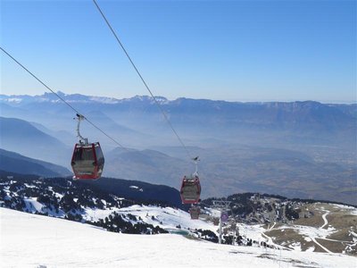 Blick vom Gipfelrestaurant auf die Trasse der EUB nach Chamrousse 1650 runter; Zu erkennen der nicht mehr offene Bereich von Col de la Balme