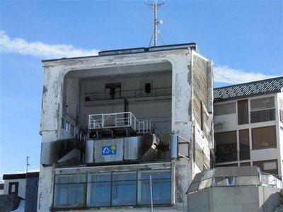 Blick auf die alte BS der Gondel de la Croix; Die alten Kabinen stehen noch in der Talstation; Insgesamt erinnert das stark an die trashigen Italienruinen, die man aus Starlis Berichten zu genüge kennt