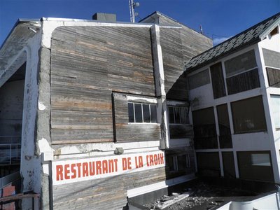 Abgefallene Betonstücke auf dem Vordach des Restaurants; Könnten auch auf die Terasse fallen