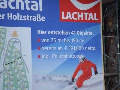 Infotafel: Insgesammt sollen ja 40 Hütten und ein Hauptgebäude entstehen