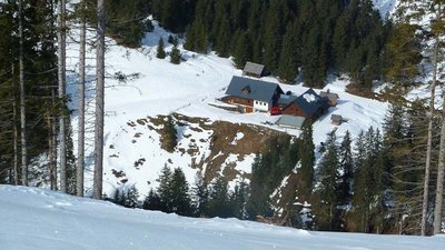 Mörsbachalm und -hütte sind nun in Sichtweite der neuen Abfahrt und über einen Ziehweg erreichbar, damit steigt der Umsatz dort gewaltig. Allerdings wird man darauf aufmerksam gemacht, dass man das gesichterte Schigebiet verlässt.