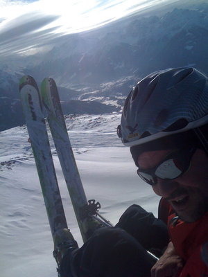 Weiter geht es nach einer ausgedehnten Topfen-/Mohn-/Apfelstrudelkombi  Kulinarik während einer zweistuendigen Nichtstuhphase mit dem Seitwärts Einersessel hinauf zum Gipfel. Der Liftler grunzte bereits dass Schluss sei um 16:00 aber einmal geht noch. Und es ging. Dank den Seitwärtssesseln grandioser Blick ins Stubaital.