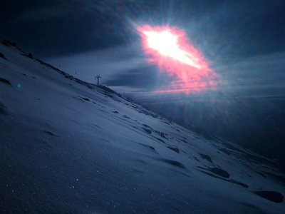 Da ist es das Ufo. Es nähert sich, es grollt und blitzt. Und wirft grelle Bombenmesser ab. Hunderte Meter lang fallen sie zu Boden. Ich meine es ist besser zu flüchten...