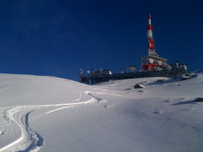 Das Vehikel ist gelandet!<br />Mächtig thront es am Gipfelplateau. Gut sichtbar seine hochenergetischen Mikrowellenkanonen. Ich sollte besser  ausweichen und nicht trödeln. Es ist so gegen halb fünf.