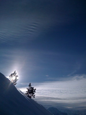 Hat es mich doch nicht bemerkt? Mit einem das weite Inntal durchdringenden Sirren erhebt sich das Vehikel wieder in die Lüfte. Aber es wirft wild um sich, ich sollte achtsam sein!