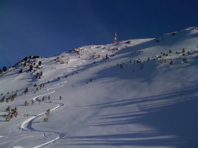 Einen roten Pflock hat das Raumschiff am Gipfel zurückgelassen. Was der wohl  zu bedeuten hat? Sonst ist es wieder völlig ruhig geworden, gespenstig ruhig...
