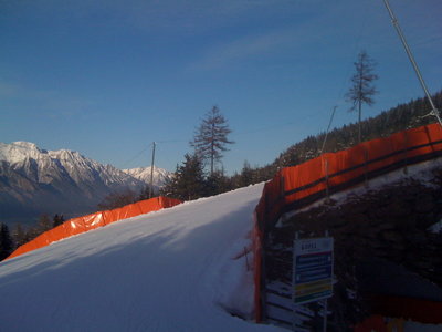 Weiter unten. Ich wähne mich im Wald in Sicherheit. Plötzlich zucke ich jeh zusammen, die Luft zerschneidet ein greller Lichtbogen. Alles zittert. Die Erde bebt. Ganz knapp neben mir schlagen die klebrig orangenen Bomben ein. Hunderte Meter wurden abgeworfen. Ich mache mich aus dem Staub, hier will ich nicht länger sein, nicht zu Plastik materialisieren. Hoffentlich wird das alles morgen wieder entsorgt.