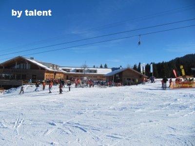 Neue Alpe Hohenegg. Laute Musik &amp; Funpark. War einiges Los. Im Vordergrund der obere Teil des Bärenlochlifts. Der Ausstieg ist weiter unten.