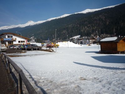 LKW in Padola holen Schnee für den Skiweg