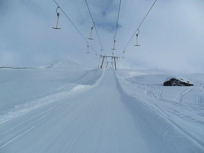 auf dem ersten bügel vom schaffürggli 1, der gerade für mich in betrieb genommen wurde. die erste halbe stunde lang war lift 2 in betrieb.