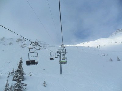 weil der madrisalift noch zu war, bin ich auch als erster mit dem zügenhüttlilift gefahren. jedoch musste ich zuerst warten bis der liftler schnee geschaufelt hat...während die infotafel auf schaffürggli beide lifte grün kennzeichnete. kommunikation verbesserungswürdig.