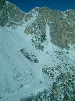 Blick aus der Pendelbahn auf die schwarze Piste von Ra Valles nach Rumerlo