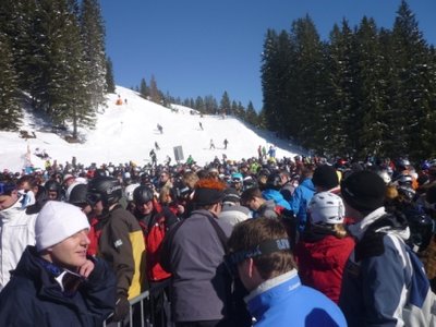 Massenandrang am DSB Scheidtobel am Samstag. Am benachbarten 6er See-Eckbahn gings einigermaßen. Besser die Fellhorn-Gipfelbahn nehmen, um zur Kanzelwand zu pendeln. Die Verbindung ist zwar ein Witz, aber es wurde in der Fellhornbahn per Durchsage auf den Stau hingewiesen: gut!