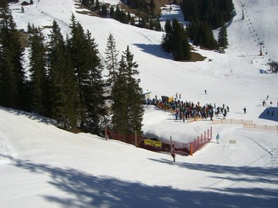 Wartezeiten wie hier am Hasenbühel 6er waren erträglich. Trotz Ferienzeit maximal 5 Minuten