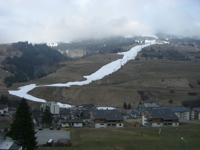 Talabfahrt von der Unterkunft in Savognin aus gesehen. Ohne Kunstschnee ginge hier nichts