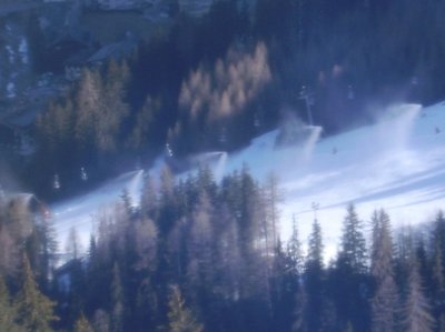 Schneelanzen in Betrieb im unteren Teil der Pardatschgratbahn