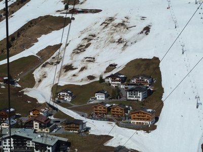 Blick auf Lech und Schlegelkopf aus der Rüfikopfbahn