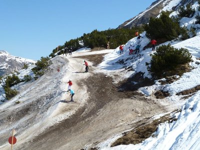 apere Stelle an der Madlochabfahrt, die Leute kämpfen :-)