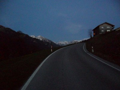 bei einbruch der dunkelheit erreiche ich das dorf meiner freundin.