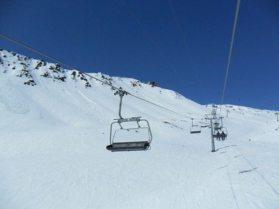 meierhoftäli. wurde heute um 13:00 geschlossen, wohl um zu verhindern dass der ganze hang (links im bild) auf lift und piste donnert. trotzdem tummelten sich einige sorglose leute in diesem hang