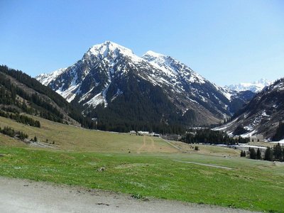 wieder der pardenner boden, taleinwärts geschaut. immernoch sichtbar bleibt die lage der langlaufloipe.
