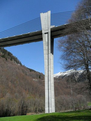 eine aus dieser perspektive besonders beeindruckende schrägseilbrücke mit 140 m hauptspannweite