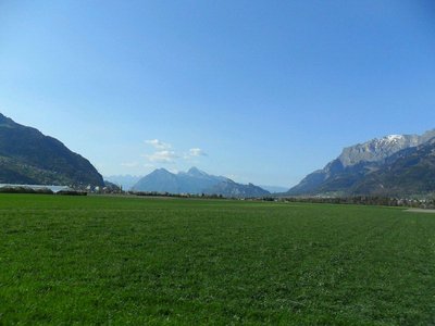 ab saas fährt sichs trotz gegenwind fast von alleine nach hause. blick rheintalauswärts auf churfirsten, gonzen, alvier, fläscherberg und falknis
