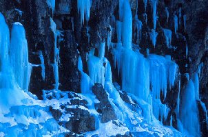 Eiskaskaden an der Abfahrt nach Armentaralo