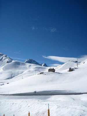 Einfahren auf den Firnfeldern am Passo Pordoi