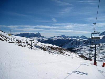 Im Hintergrund die 3000er von Cortina: 3 Tofanen (links), Sorapis (mitte), Antelao - zweithöchster Dolomitenberg (rechts)