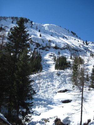 Eine Haushohe Lawine vom Col Portados verschüttet die Pisten oberhalb von Arabba